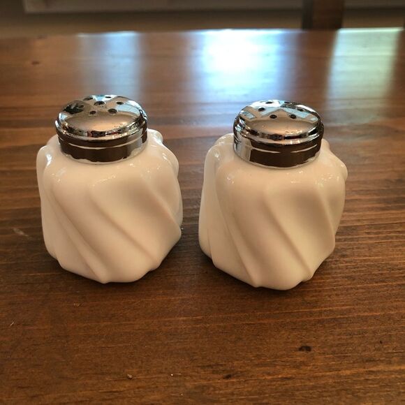 VINTAGE FENTON WAVE CREST WHITE MILK GLASS SALT AND PEPPER SHAKERS 2.25" TALL - Picture 1 of 4